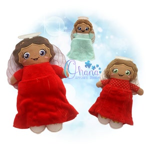 Può includere: Tre bambole di angelo di peluche con pelle marrone, capelli castani e aureole. Gli angeli indossano abiti rossi e verdi con ali bianche. Le bambole sono su uno sfondo blu e bianco.