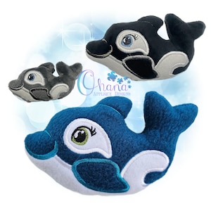 Può includere: Tre giocattoli di peluche a forma di balena orca di diverse dimensioni e colori. Uno è blu, uno è bianco e nero e il più piccolo è grigio. Ognuno ha una pancia bianca e dettagliati tratti del viso, inclusi occhi e un sorriso. I giocattoli sono probabilmente fatti a mano.