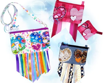 Può includere: Tre pochette con cerniera colorate con frange di nastro. Le pochette presentano diversi design, tra cui cuori, gufi e un gatto. Le pochette sono perfette per trasportare piccoli oggetti come chiavi, monete o trucco.