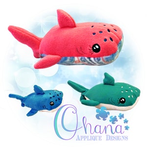 Peut inclure: Trois jouets en peluche en forme de requin baleine de différentes tailles et couleurs. Le plus grand est rose, le moyen est bleu et le plus petit est vert. Les trois ont des yeux et des points brodés.