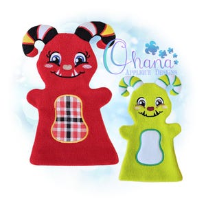 Puede incluir: Dos marionetas de mano de peluche, una roja con rayas blancas y negras y un parche a cuadros, y otra verde con rayas verdes y blancas. Ambas marionetas tienen cuernos de caramelo y caras de monstruos amigables.