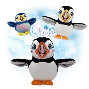 Puede incluir: Tres diseños de frailecillo bordados con detalles en negro, blanco y naranja y ojos azules. El frailecillo de arriba a la izquierda tiene el pecho con los colores del arcoíris. El texto Ohana Applique Designs está centrado.