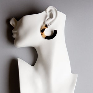 Retro Minimalist Tortoise Shell Earrings (Black / Blonde & Black) Hoop Earrings Round Earrings Circular Earrings 80s Earrings