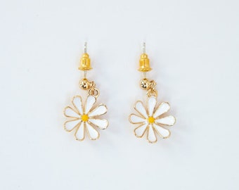 Enamel Daisy Drop Earrings, Enamel Daisy Earrings, Daisy Earrings, Daisy Flower Earrings, Floral Earrings, 70s Earrings, Retro Earrings