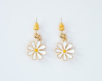 Enamel Daisy Drop Earrings, Enamel Daisy Earrings, Daisy Earrings, Daisy Flower Earrings, Floral Earrings, 70s Earrings, Retro Earrings
