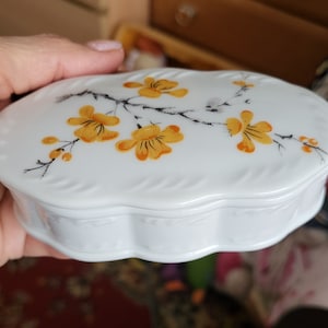 ヴィンテージの手描き磁器小物入れ：花柄ジュエリー収納