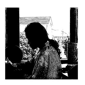 以下が含まれることがあります： 窓際に座って、膝の上の何かを見ている人の白黒シルエット。その人はストライプのシャツを着ていて、長い髪をしています。