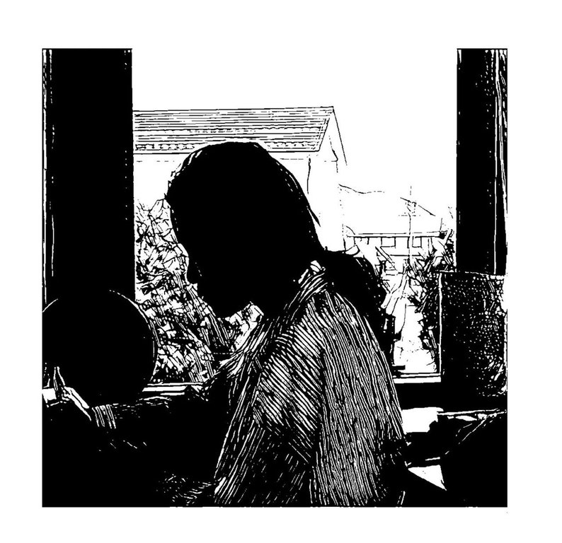 以下が含まれることがあります： 窓際に座って、膝の上の何かを見ている人の白黒シルエット。その人はストライプのシャツを着ていて、長い髪をしています。