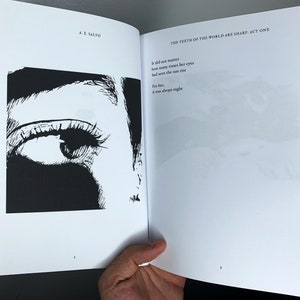 以下が含まれることがあります： 目のクローズアップの白黒のイラスト。ページには「The Teeth of the World are Sharp: Act One」というテキストが印刷されています。「It did not matter how many times her eyes had seen the sun rise. For her, it was always night.」というテキストがタイトルの下に印刷されています。