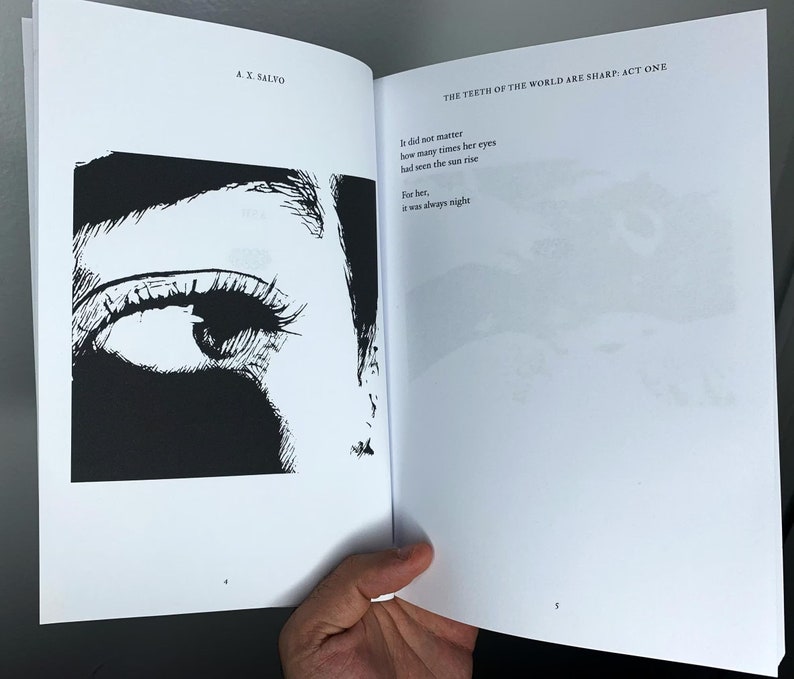 以下が含まれることがあります： 目のクローズアップの白黒のイラスト。ページには「The Teeth of the World are Sharp: Act One」というテキストが印刷されています。「It did not matter how many times her eyes had seen the sun rise. For her, it was always night.」というテキストがタイトルの下に印刷されています。