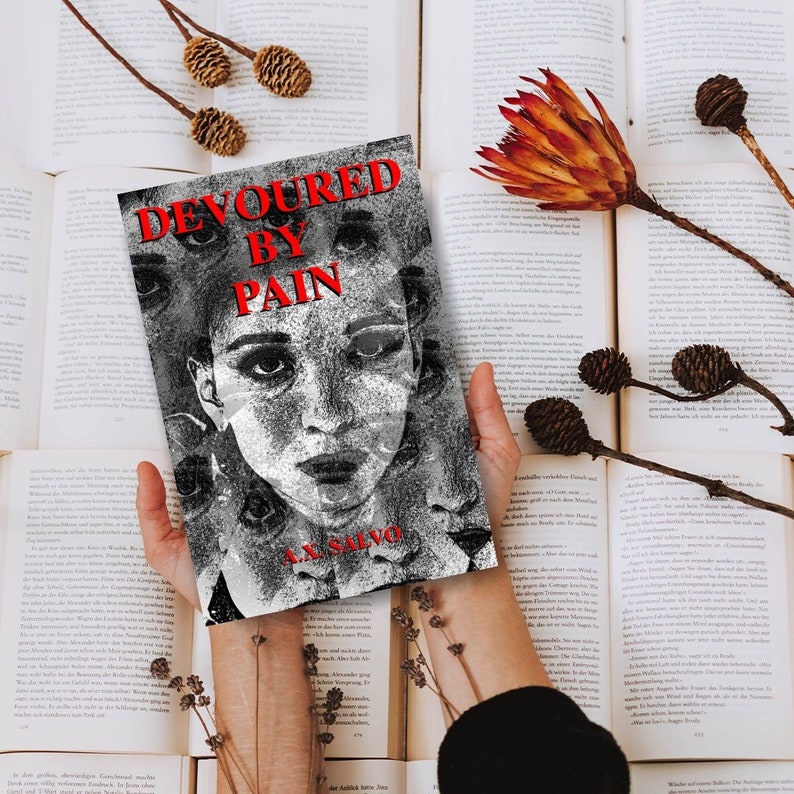 以下が含まれることがあります： 赤い文字で「Devoured by Pain」というタイトルのついた本の表紙。表紙には、暗い背景に女性の姿が白黒で描かれている。