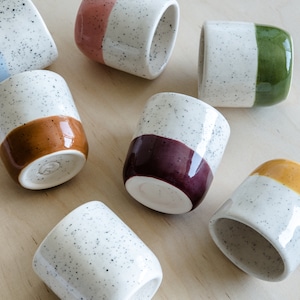 Conjunto de canecas expresso/2 - cor salpicada - feito à mão - cerâmica - sob encomenda
