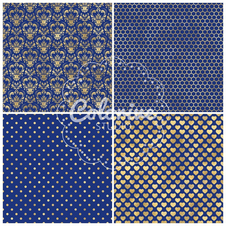 Puede incluir: Una colecci&oacute;n de cuatro patrones de papel digital con un fondo azul profundo y dise&ntilde;os en oro met&aacute;lico. Los patrones incluyen un estampado damasco, una rejilla de panal peque&ntilde;a, un motivo de lunares y corazones con una marca de agua.