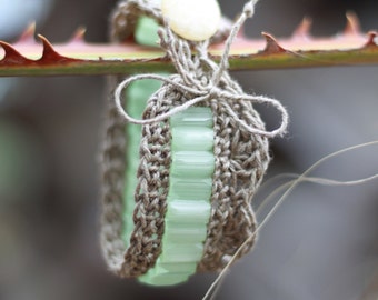 bracelet au crochet fil de lin, perles de cristal tchèque vert clair