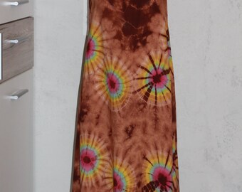 Puede incluir: Un vestido largo marrón maxi con un estampado tie-dye que presenta círculos y remolinos coloridos. El vestido tiene tirantes finos y un corte holgado.