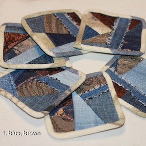 Op de afbeelding: Een set van zes vierkante onderzetters met een patchwork ontwerp. De onderzetters hebben een mix van blauwe denim en bruine stoffen stukken, met een crèmekleurige rand. De tekst "1. blue, brown" is zichtbaar.