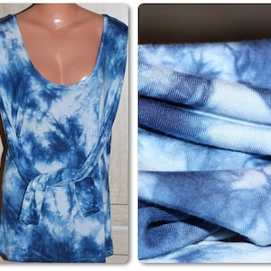 Könnte beinhalten: Ein blaues und weißes Batik-Langarmshirt mit Rundhalsausschnitt. Das Shirt hat eine lockere Passform und ist aus einem weichen, bequemen Stoff gefertigt.