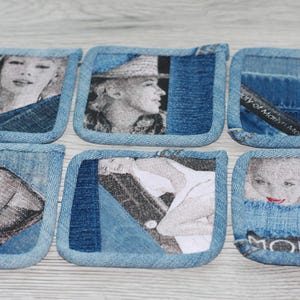 Może przedstawiać: Zestaw sześciu kwadratowych podkładek z dżinsu z czarno-białymi zdjęciami Marilyn Monroe. Każda podkładka ma inny obraz aktorki, z niebieską obwódką i szytą krawędzią. Na jednej podkładce widnieje napis "MONROE".