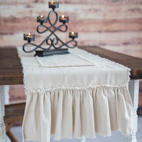 Chemin de table rustique en coton crème : décor de ferme à volants