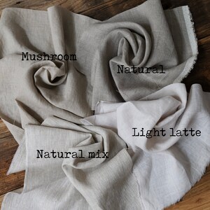 Puede incluir: Cuatro muestras de tela en diferentes tonos de gris y blanco. Las muestras est&aacute;n etiquetadas como "Mushroom", "Natural", "Natural mix" y "Light latte".