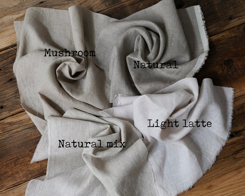 Puede incluir: Cuatro muestras de tela en diferentes tonos de gris y blanco. Las muestras est&aacute;n etiquetadas como "Mushroom", "Natural", "Natural mix" y "Light latte".