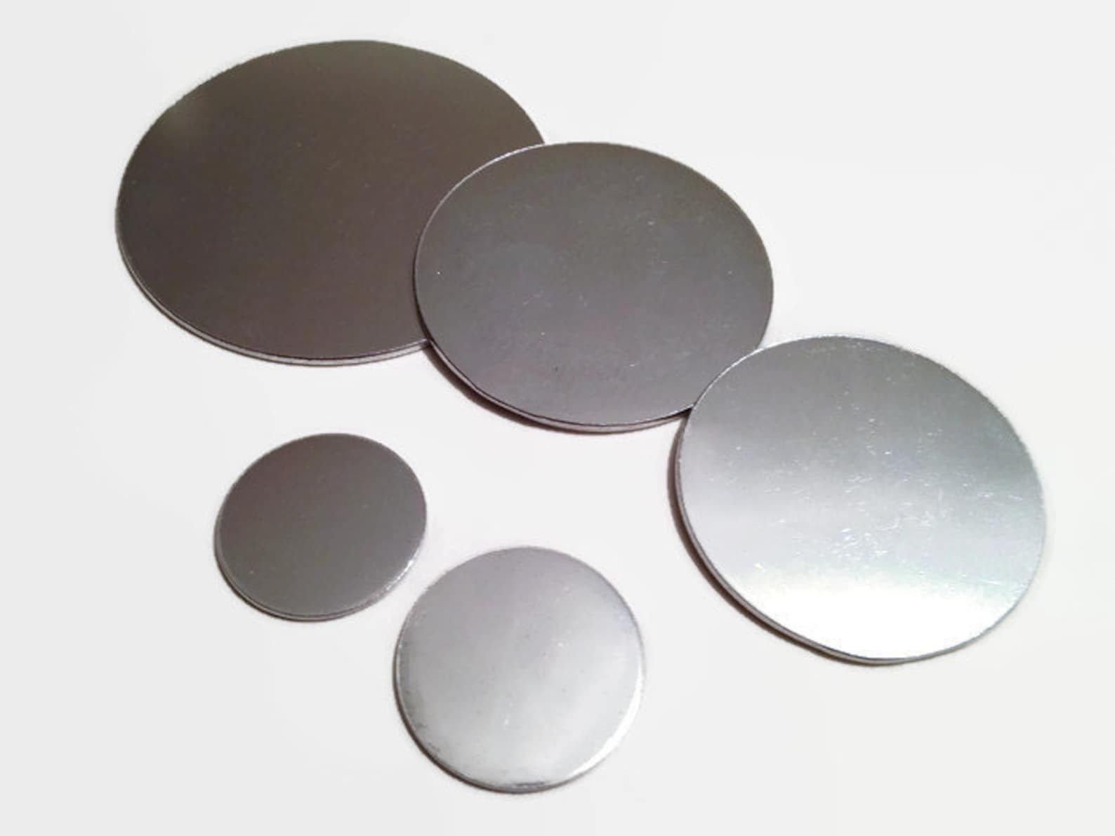 Найдите 4 круглых пластины. Найдите 4 круглых пластины. Заглушки металлические плоские круглые. Найдите 4 круглых пластины. Найдите 4 круглых пластины.