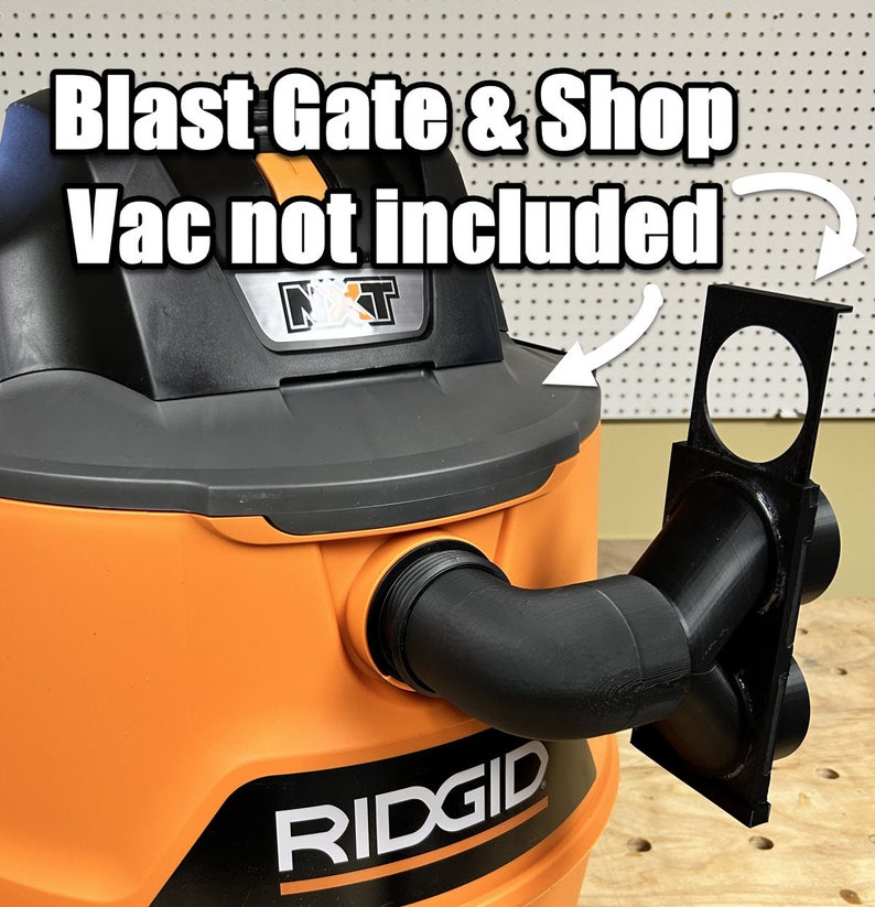 Puede incluir: Aspiradora de taller naranja y negra con una compuerta de explosi&oacute;n negra y un adaptador para aspiradora de taller. El texto "RIDGID" est&aacute; impreso en el lateral de la aspiradora. El texto "Blast Gate & Shop Vac not included" est&aacute; escrito en blanco sobre fondo negro.