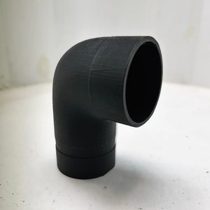 Puede incluir: Conexi&oacute;n de tuber&iacute;a de codo de 90 grados de pl&aacute;stico negro.