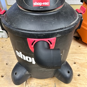 Puede incluir: Aspiradora h&uacute;meda/seca Shop-Vac negra con un accesorio de manguera rojo y negro. La aspiradora tiene una etiqueta roja con el texto "Shop-Vac" y el n&uacute;mero de modelo "87915-78".