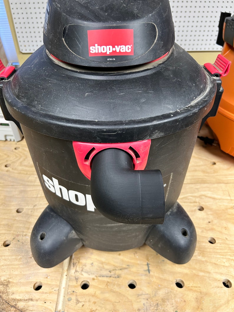 Puede incluir: Aspiradora h&uacute;meda/seca Shop-Vac negra con un accesorio de manguera rojo y negro. La aspiradora tiene una etiqueta roja con el texto "Shop-Vac" y el n&uacute;mero de modelo "87915-78".