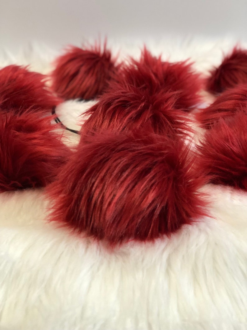 SHIRAZ Faux fur pom poms