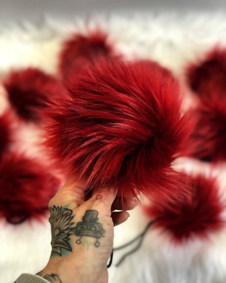 SHIRAZ Faux fur pom poms