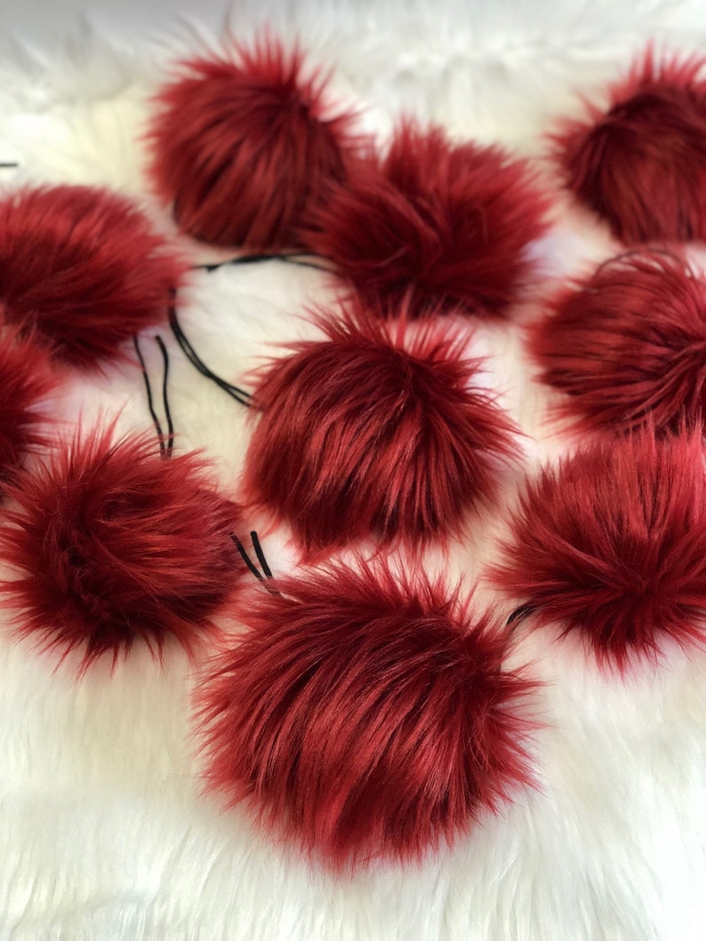 SHIRAZ Faux fur pom poms