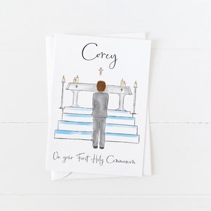 Cartão de felicitações: Menino no Altar fazendo a Primeira Comunhão (Personalize adicionando um Nome, escolhendo a opção Cabelo)