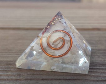 Small (25-30mm) HOWLITE COIL Orgone Gemstone Pyramid Small Pyramid Orgone