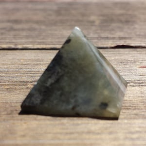 LABRADORITE petite pierre naturelle cristal pyramide 20-22