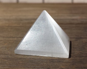 SELENITE natural Medium gemstone crystal pyramid 27-30mm