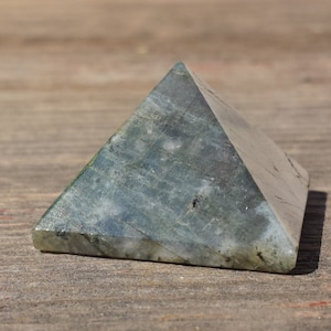 LABRADORITE natural Medium gemstone crystal pyramid 27-30mm