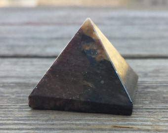 GARNET IN TOURMALINE natural Medium gemstone crystal pyramid 27-30mm