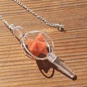 Natürlicher roter Aventurin Edelstein 3 Stein Merkaba Spinning Star facettiertes Pendel