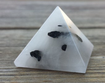 TOURMALATED QUARTZ natural Medium gemstone crystal pyramid 27-30mm
