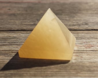 GOLDEN QUARTZ natural small gemstone crystal pyramid 20-22