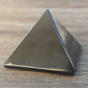 ONYX natural small gemstone crystal pyramid 20-22