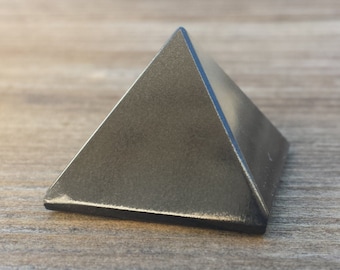 ONYX natural small gemstone crystal pyramid 20-22