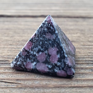 RUBY IN MATRIX natural Medium gemstone crystal pyramid 27-30mm