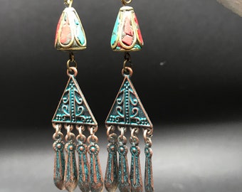 Boucles d'oreilles ethniques et ses perles tibétaines cloisonnées turquoise corail