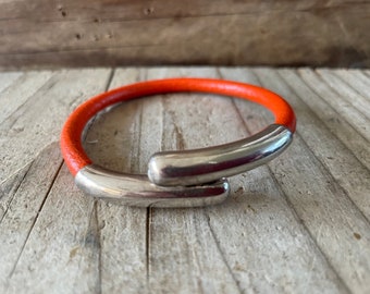 Half torque orange leather bracelet in zamack
