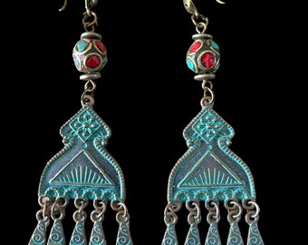 Boucles d'oreilles ethniques et ses perles tibétaines cloisonnées turquoise corail