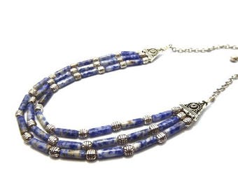 Collier ethnique 3 rangs perles tubes en agate chamaré bleu délavé