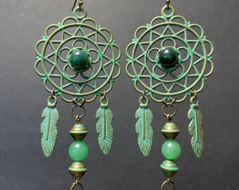 Boucles d'oreille attrape rêve avec perle de jade vert et plumes en métal patiné